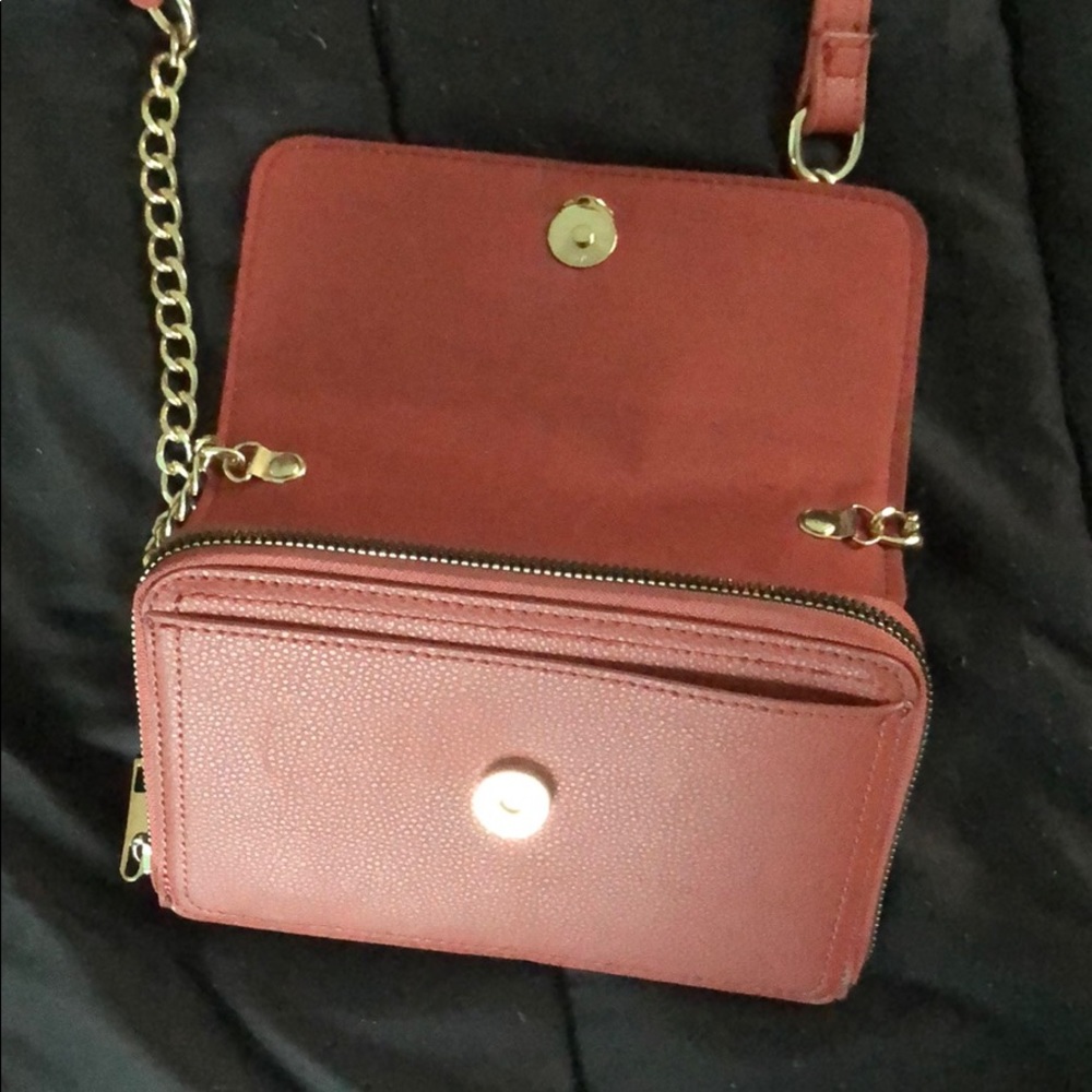 A purse - Picture 2 of 3